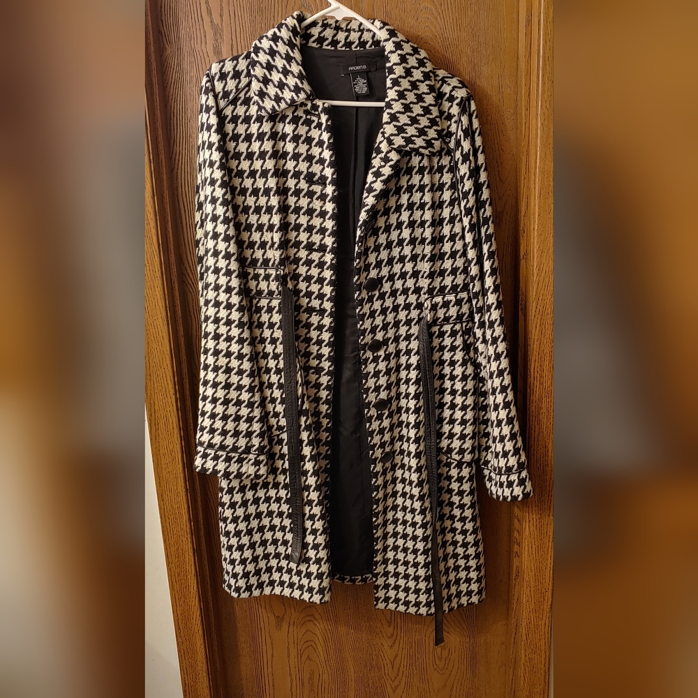 Houndstooth winter coat with leather belt